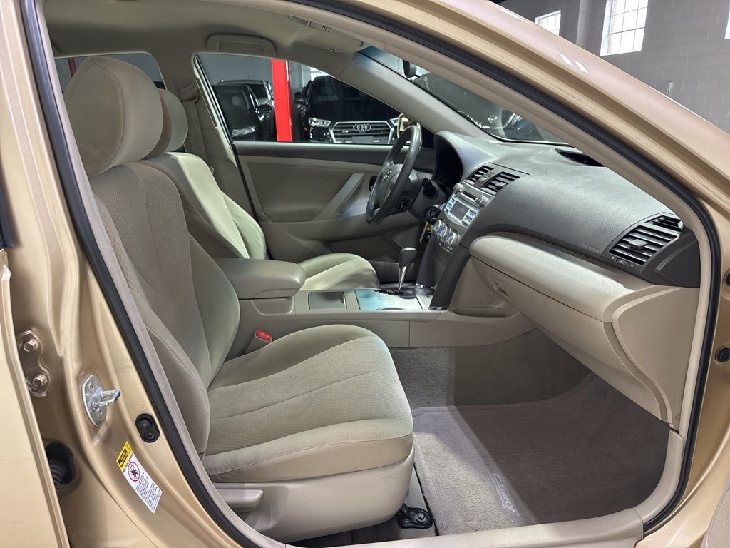 2010 Toyota Camry 4dr Sedan I4 Automatic LE - 22993283 - 30