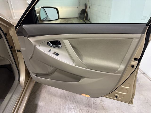 2010 Toyota Camry 4dr Sedan I4 Automatic LE - 22993283 - 33