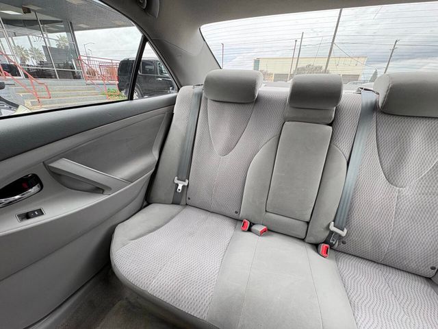 2010 Toyota Camry 4dr Sedan I4 Automatic LE - 22987375 - 19