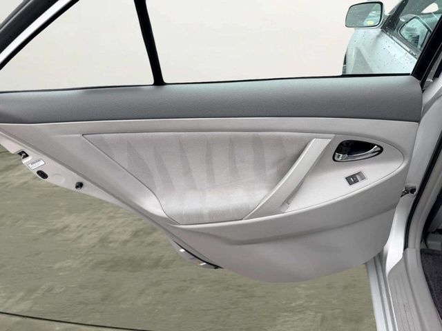 2010 Toyota Camry 4dr Sedan V6 Automatic LE - 23045396 - 19