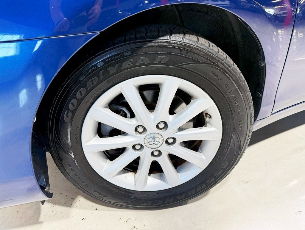 2010 Toyota Camry V6 XLE photo 2