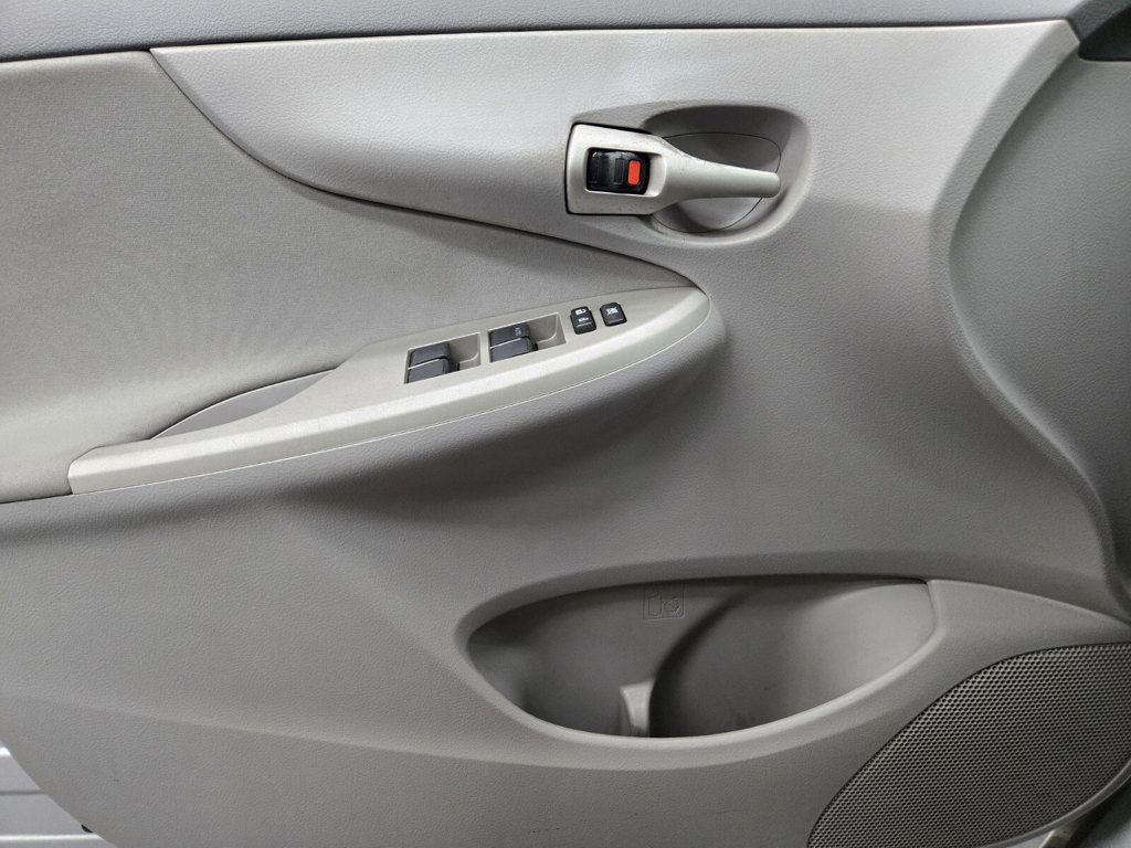 2010 Toyota Corolla 4dr Sedan Automatic LE - 22843535 - 14