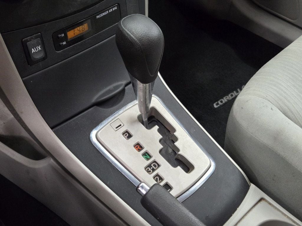 2010 Toyota Corolla 4dr Sedan Automatic LE - 22843535 - 19