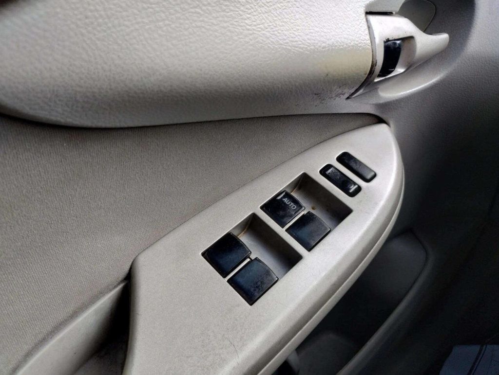 2010 Toyota Corolla 4dr Sedan Automatic LE - 22930541 - 21