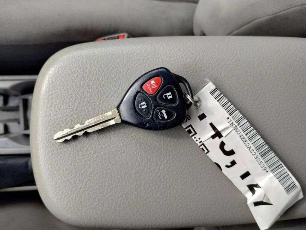 2010 Toyota Corolla 4dr Sedan Automatic LE - 22930541 - 28