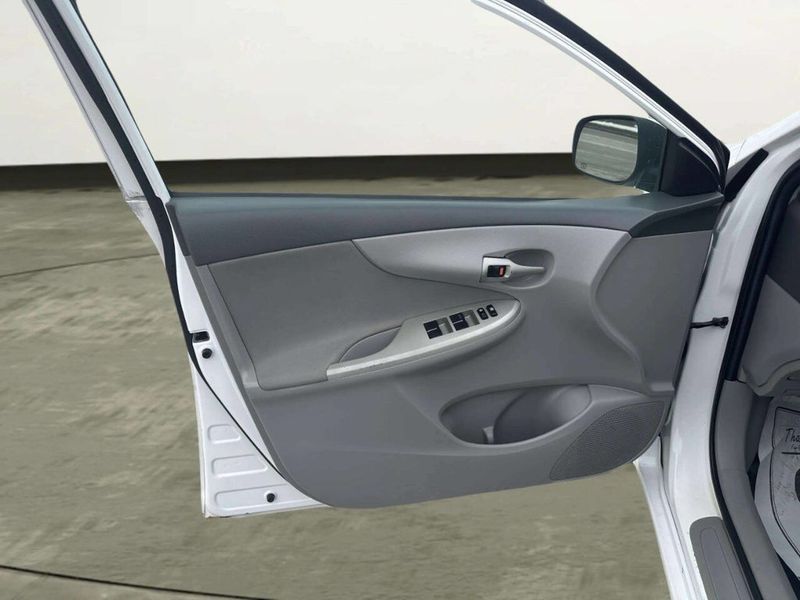 2010 Toyota Corolla 4dr Sedan Automatic LE - 22981217 - 10