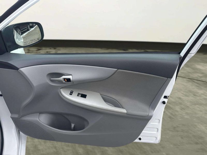 2010 Toyota Corolla 4dr Sedan Automatic LE - 22981217 - 19