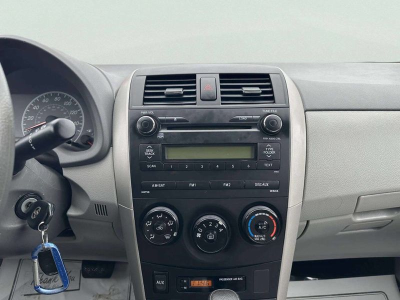 2010 Toyota Corolla 4dr Sedan Automatic LE - 22981217 - 28