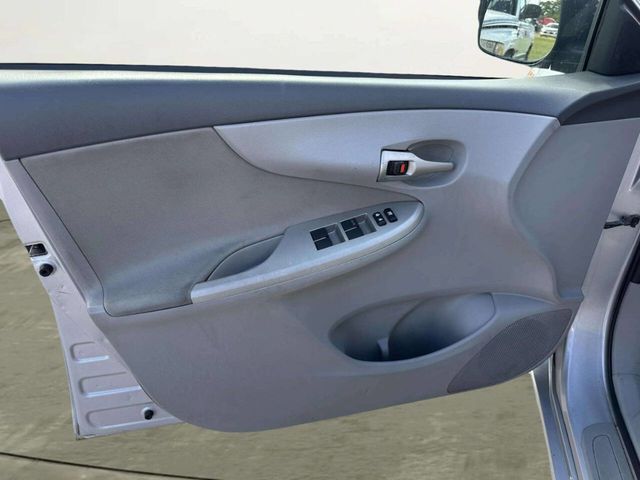 2010 Toyota Corolla 4dr Sedan Automatic LE - 23040548 - 12
