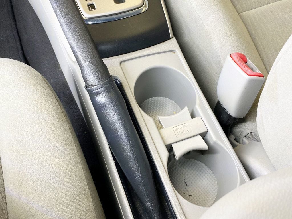 2010 Toyota Corolla 4dr Sedan Automatic LE - 22934926 - 28