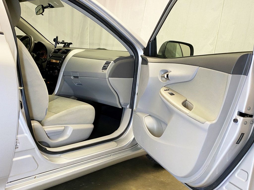 2010 Toyota Corolla 4dr Sedan Automatic LE - 22934926 - 30