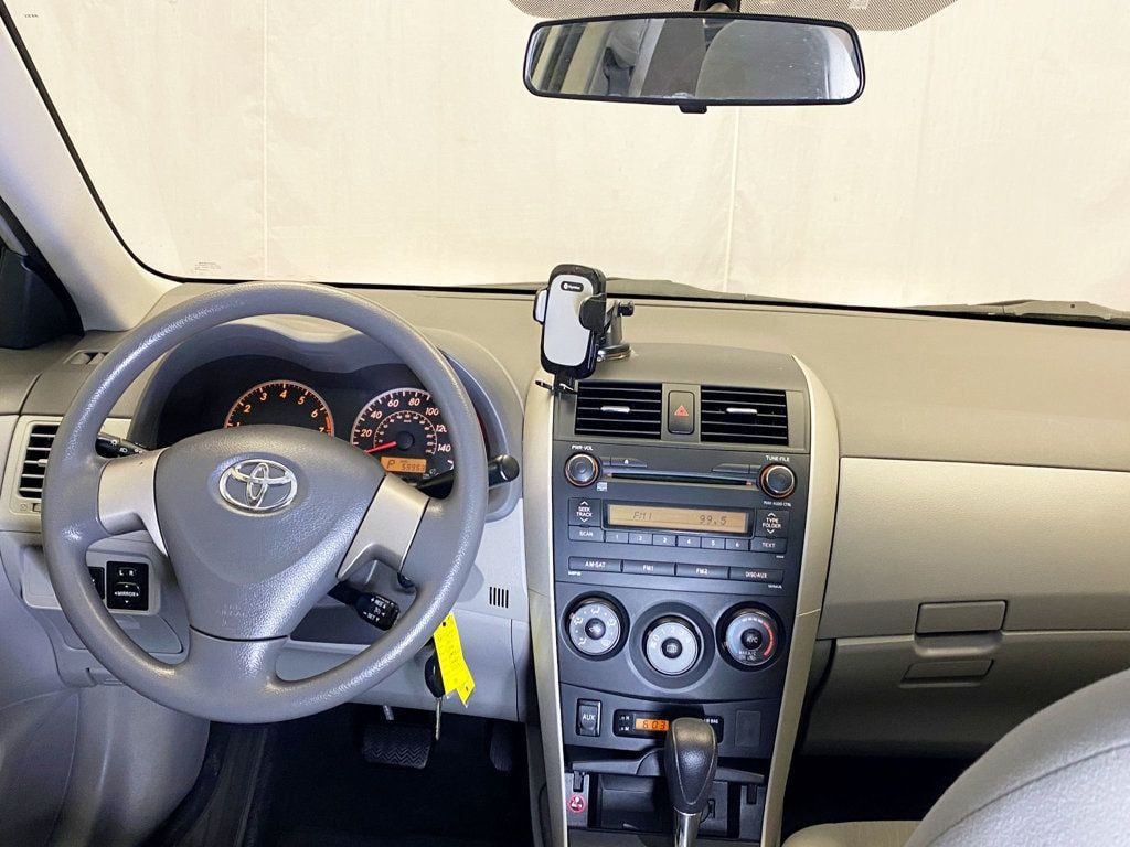 2010 Toyota Corolla 4dr Sedan Automatic LE - 22934926 - 32
