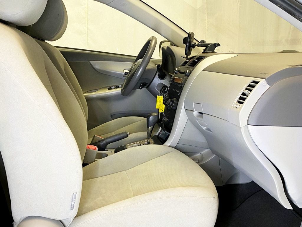 2010 Toyota Corolla 4dr Sedan Automatic LE - 22934926 - 33