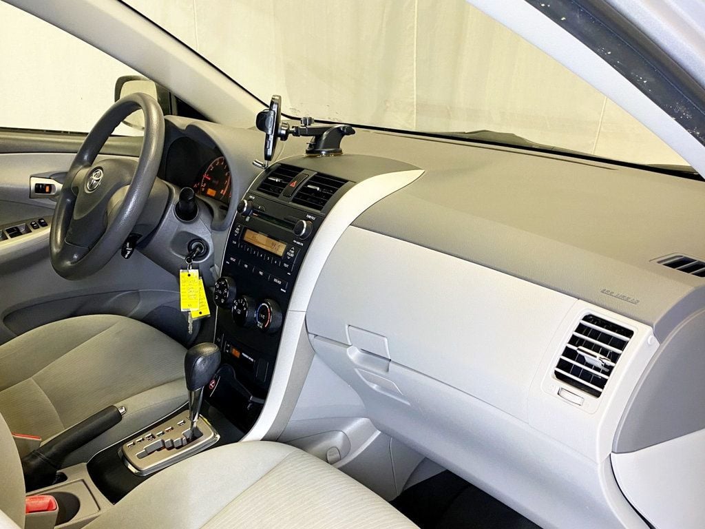 2010 Toyota Corolla 4dr Sedan Automatic LE - 22934926 - 34