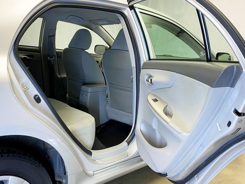 2010 Toyota Corolla 4dr Sedan Automatic LE - 22934926 - 35