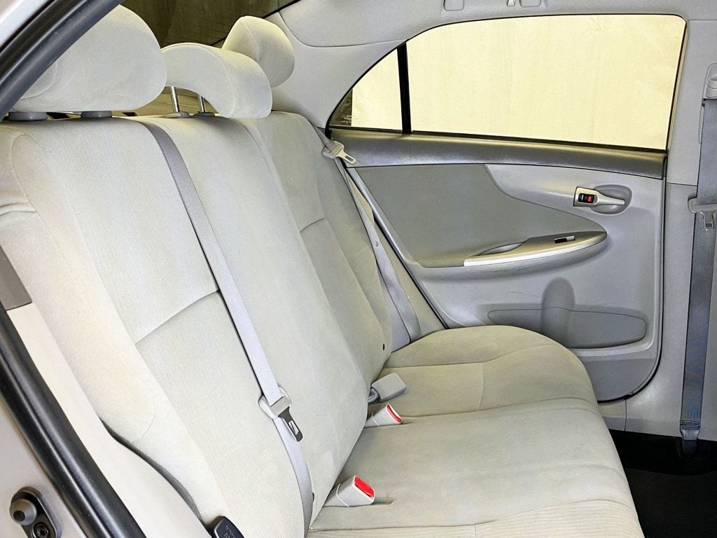2010 Toyota Corolla 4dr Sedan Automatic LE - 22934926 - 37