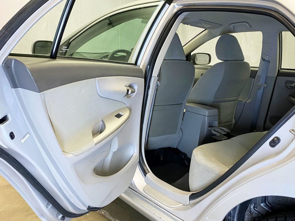 2010 Toyota Corolla 4dr Sedan Automatic LE - 22934926 - 38