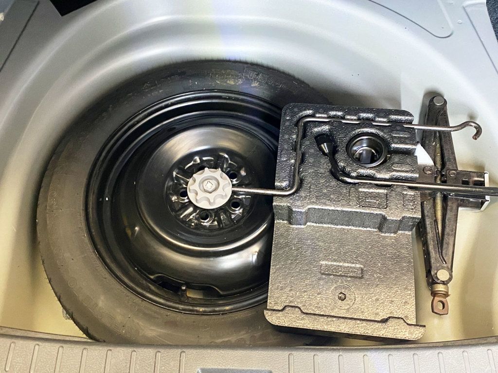 2010 Toyota Corolla 4dr Sedan Automatic LE - 22934926 - 45