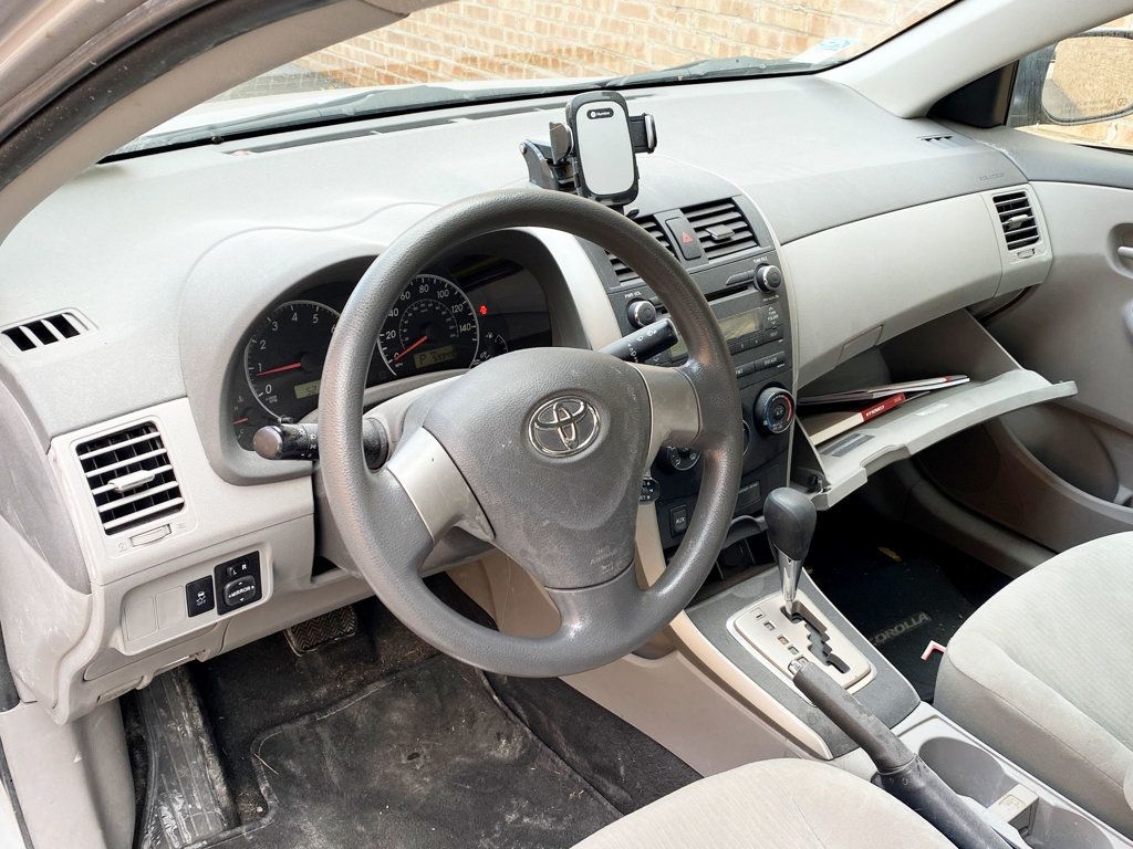 2010 Toyota Corolla 4dr Sedan Automatic LE - 22934926 - 6