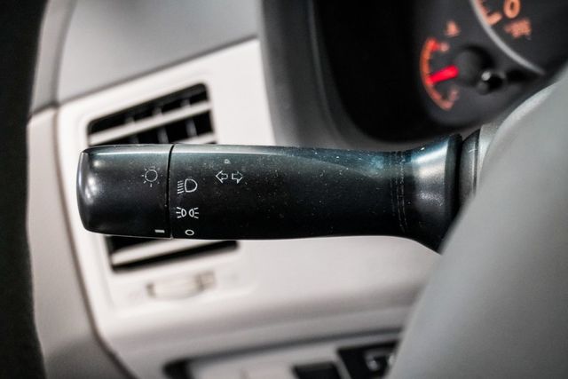 2010 Toyota Corolla 4dr Sedan Automatic LE - 22931521 - 14