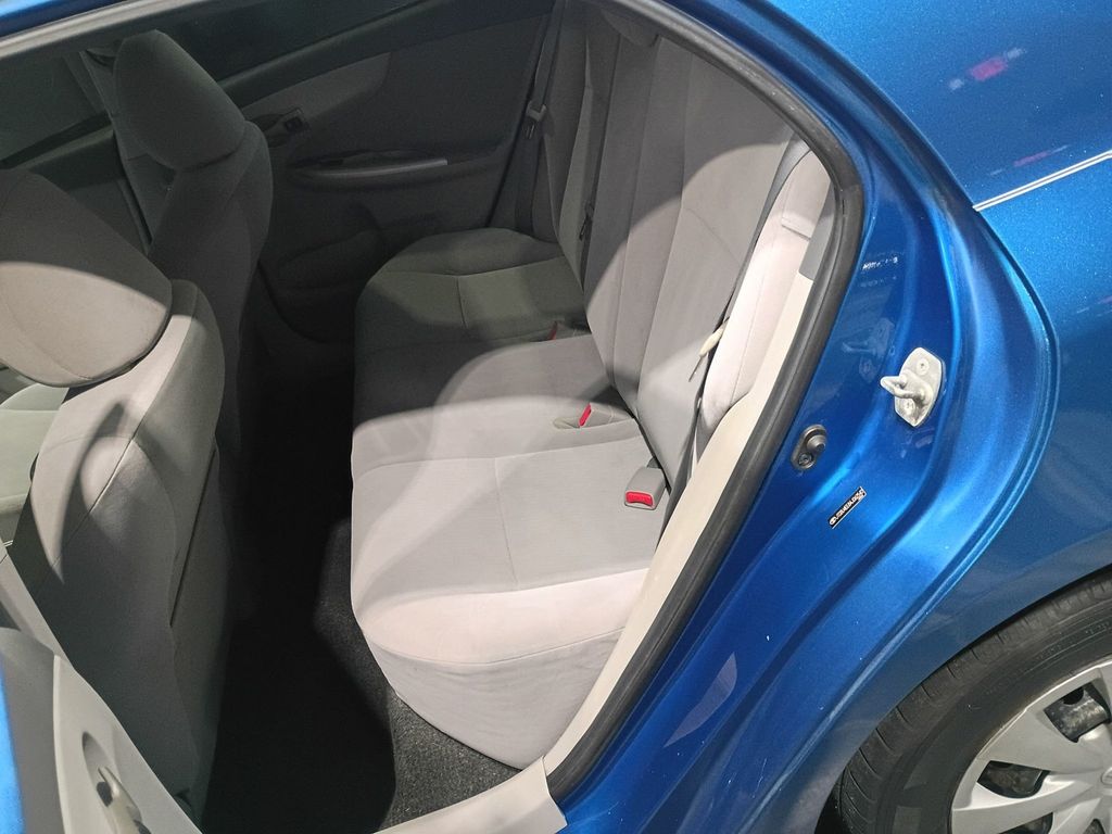 2010 Toyota Corolla 4dr Sedan Automatic LE Clean Carfax - 23089810 - 26