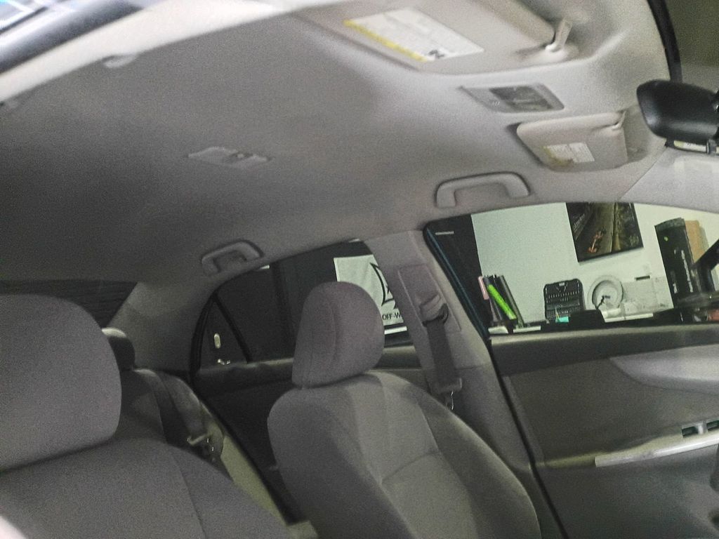 2010 Toyota Corolla 4dr Sedan Automatic LE Clean Carfax - 23089810 - 33