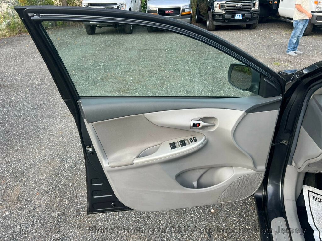 2010 Toyota Corolla LE photo 13