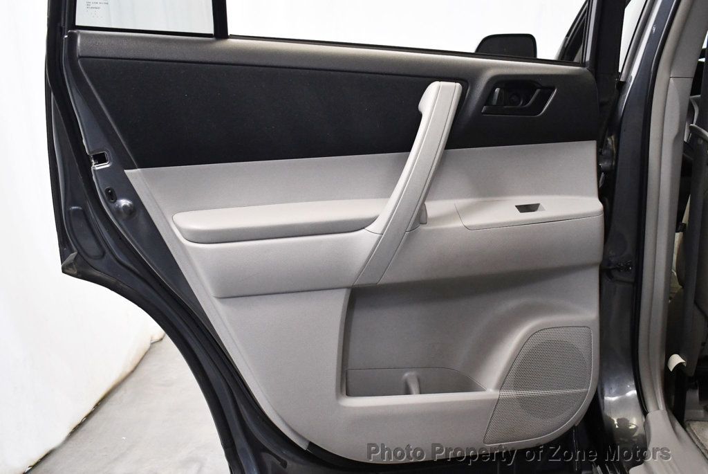 2010 Toyota Highlander Base photo 18