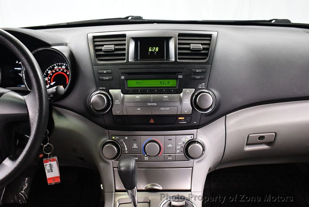 2010 Toyota Highlander Base photo 19