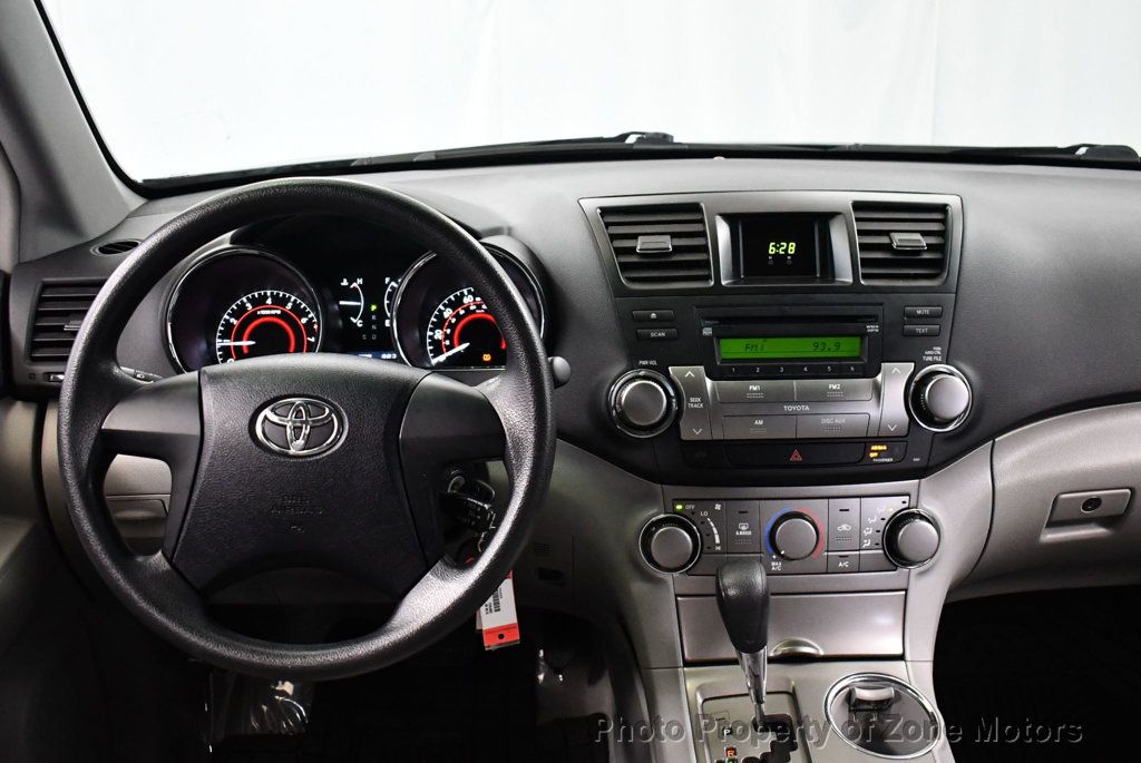 2010 Toyota Highlander Base photo 21