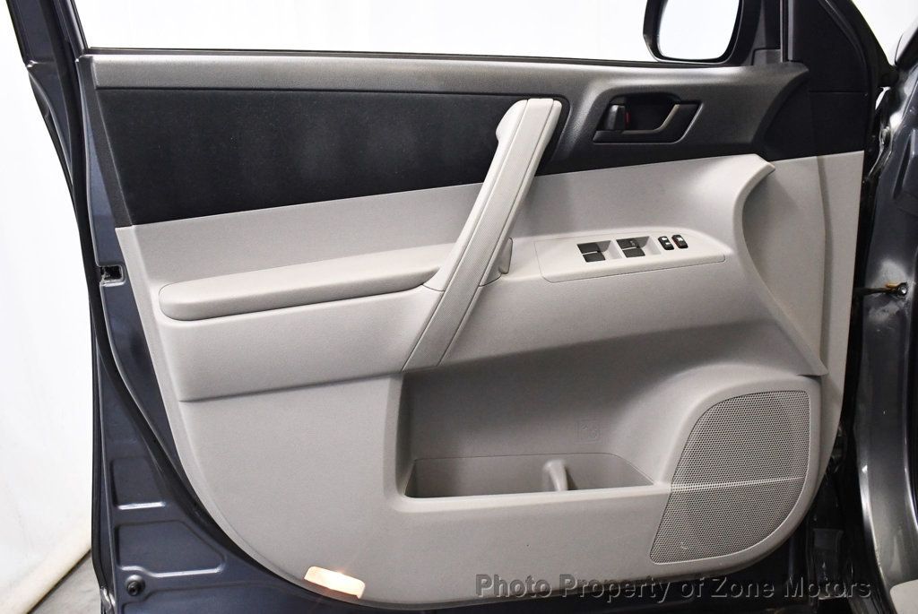2010 Toyota Highlander Base photo 8