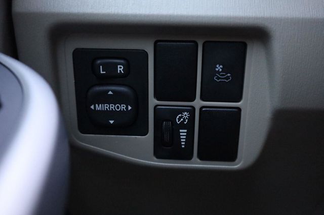 2010 Toyota Prius IV - 23093570 - 30