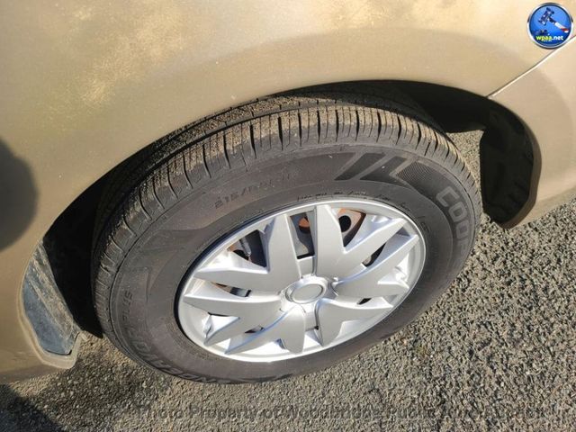 2010 Toyota Sienna CE - 22957282 - 4