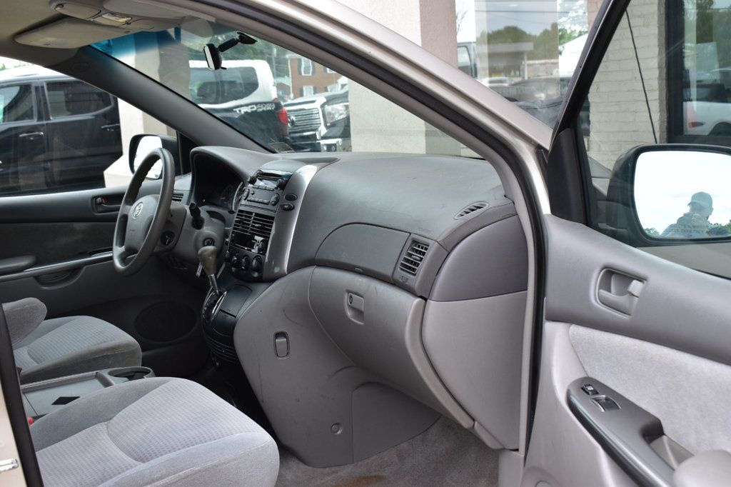 2010 Toyota Sienna CE - 22999678 - 16