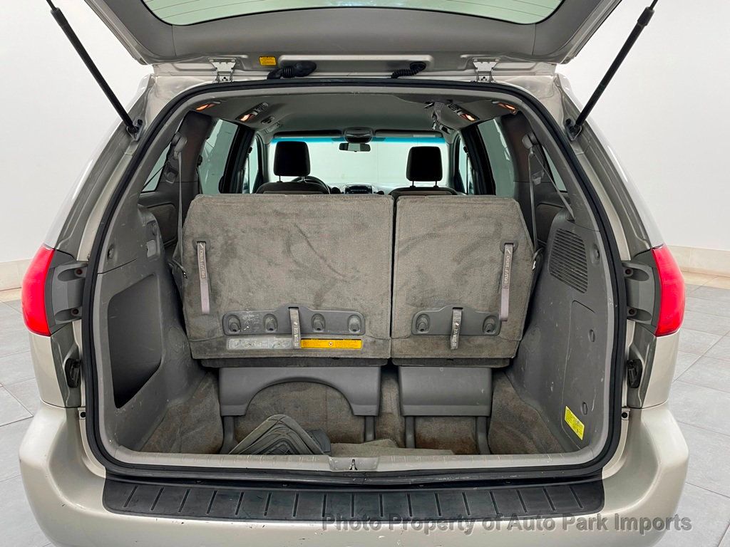 2010 Toyota Sienna LE - 22043107 - 38