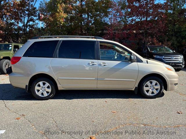 2010 Toyota Sienna LE - 22936499 - 17