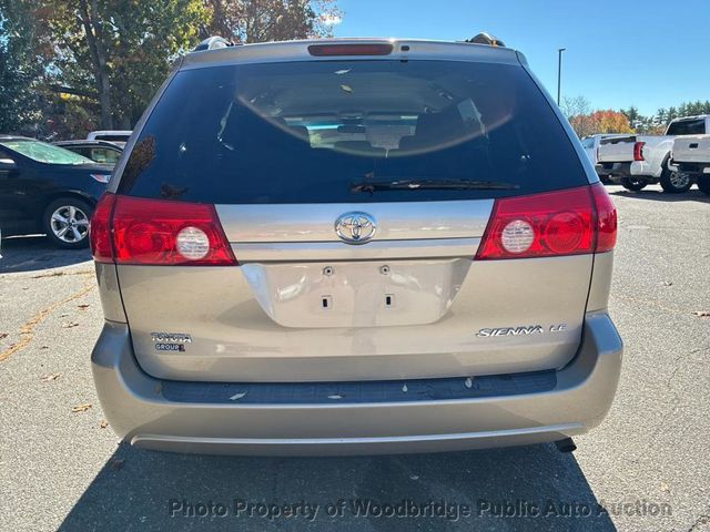 2010 Toyota Sienna LE - 22936499 - 18