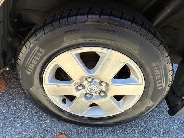 2010 Toyota Sienna LE - 22936499 - 32