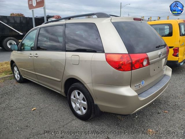 2010 Toyota Sienna LE - 22936499 - 4