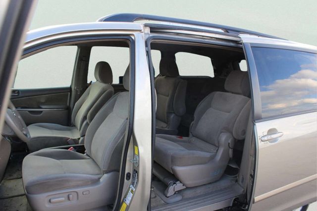 2010 Toyota Sienna LE 7 Passenger 4dr Mini Van - 23010025 - 5