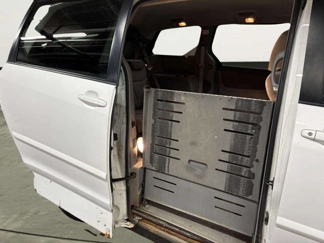 2010 Toyota Sienna LE 7 Passenger 4dr Mini Van - 23018678 - 15