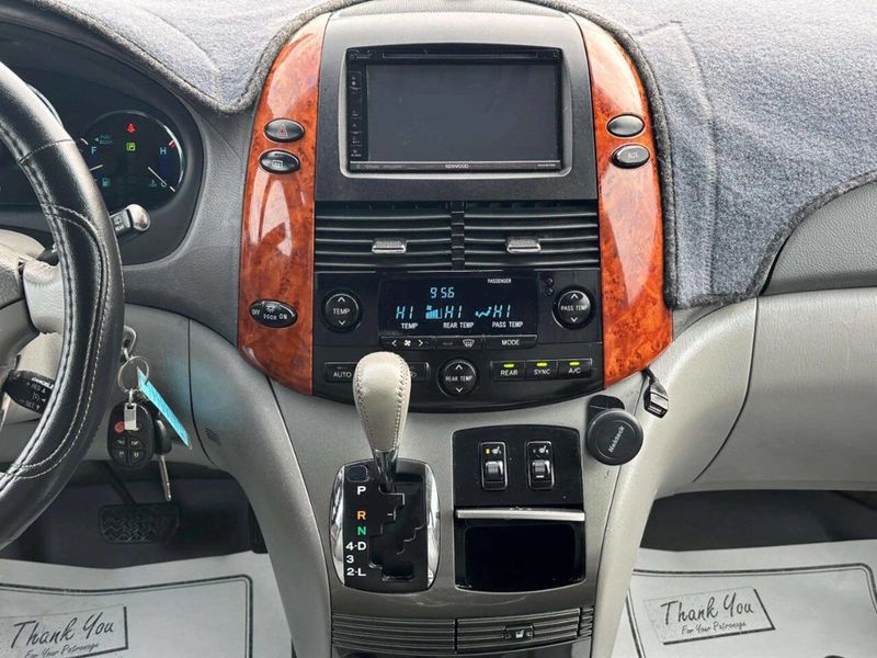 2010 Toyota Sienna XLE 7 Passenger 4dr Mini Van - 22949714 - 21