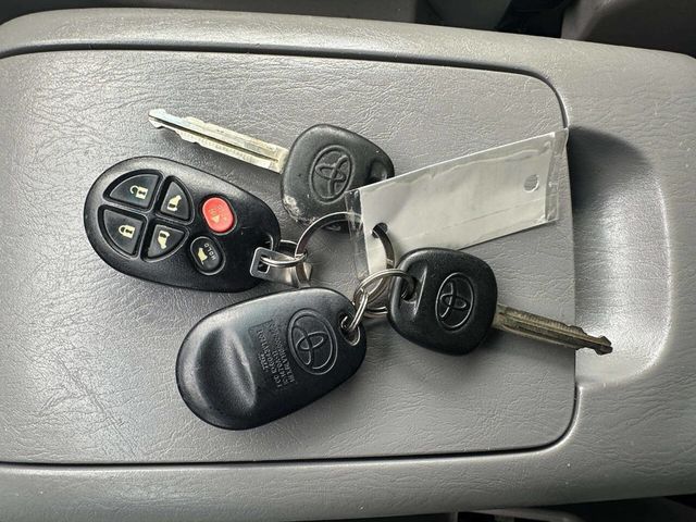 2010 Toyota Sienna XLE 7 Passenger 4dr Mini Van - 22949714 - 28