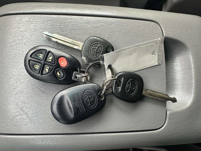 2010 Toyota Sienna XLE 7 Passenger 4dr Mini Van - 22949714 - 28