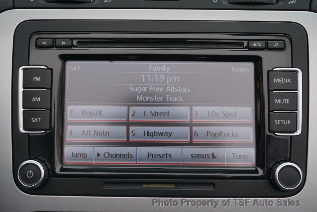 2010 Volkswagen Eos 2dr Convertible DSG Komfort CLEAN CARFAX LOW MILES  - 22959397 - 30