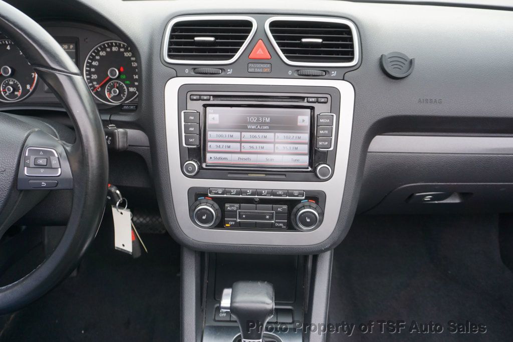 2010 Volkswagen Eos 2dr Convertible DSG Komfort CLEAN CARFAX LOW MILES  - 22959397 - 32