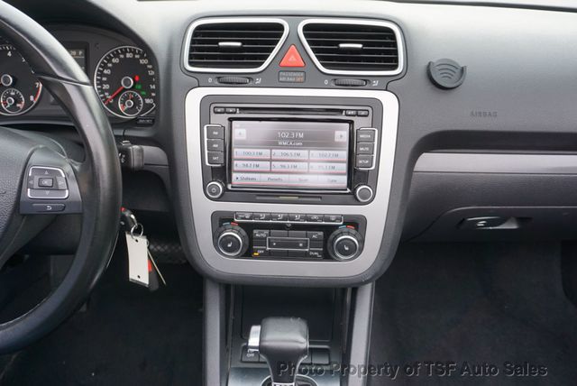 2010 Volkswagen Eos 2dr Convertible DSG Komfort CLEAN CARFAX LOW MILES  - 22959397 - 32