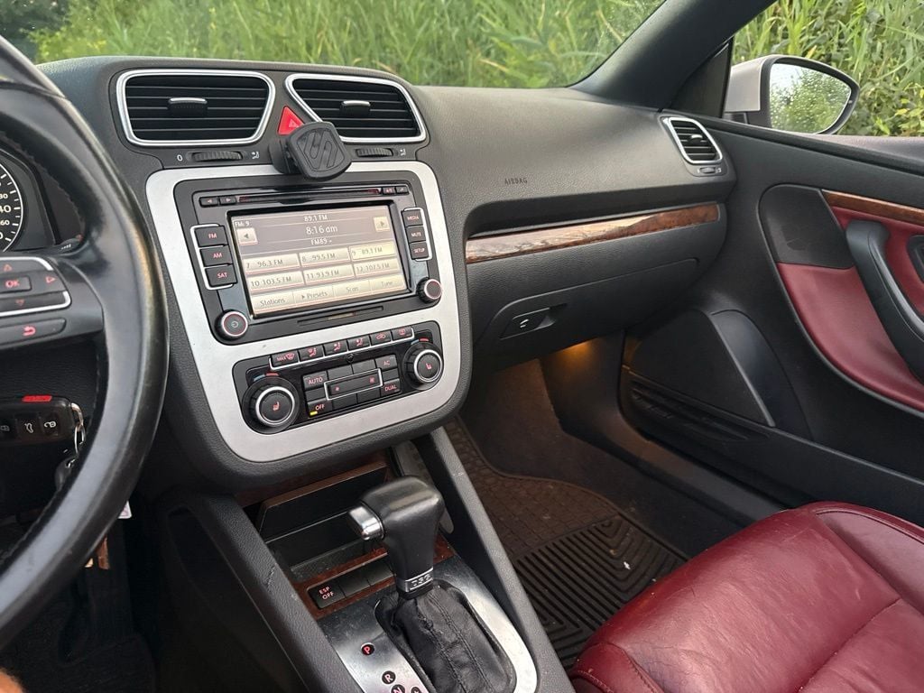 2010 Volkswagen Eos 2dr Convertible Lux - 23068233 - 11