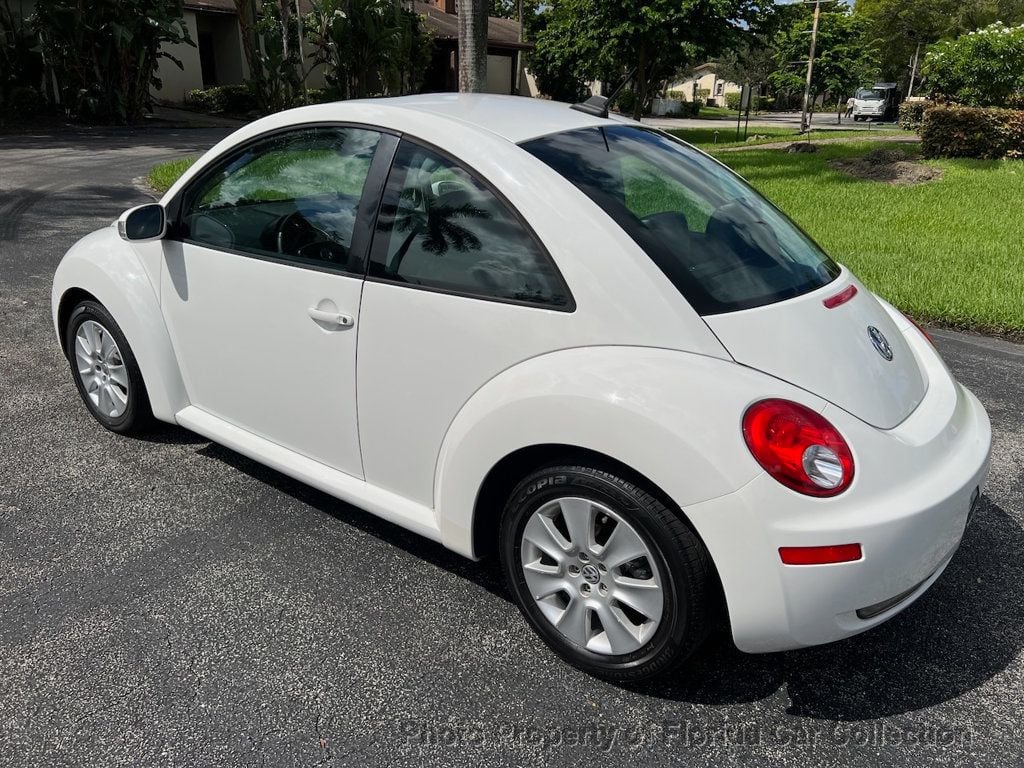 2010 Volkswagen Beetle photo 3