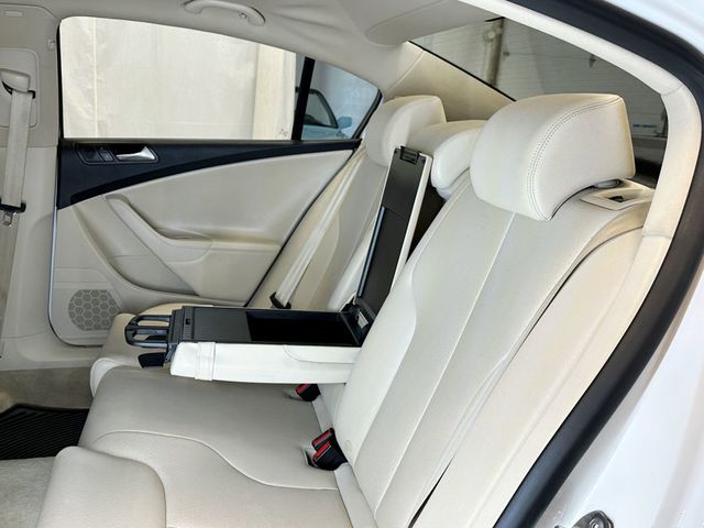 2010 Volkswagen Passat Sedan 4dr DSG Komfort FWD - 23040252 - 32